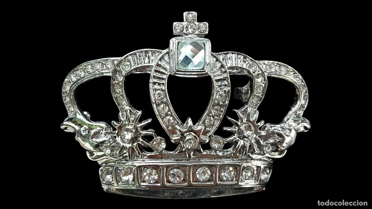 Joyeria: BROCHE CORONA REAL DE METAL PLATEADO CON STRASS Y CRISTAL CENTRAL FACETADO - VINTAGE A&Ntilde;OS 90