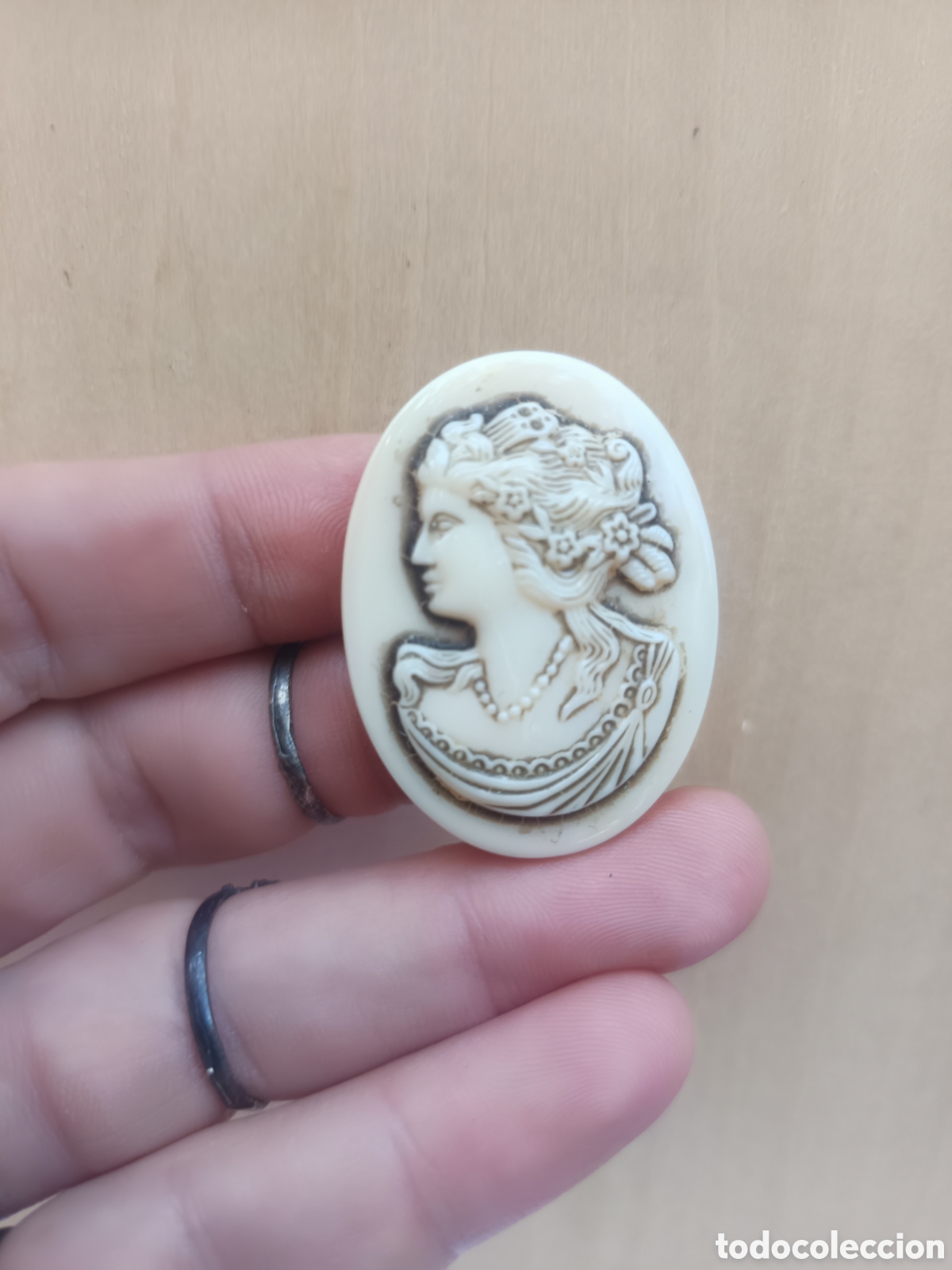 Joyeria: Camafeo para broche beige con bella dama