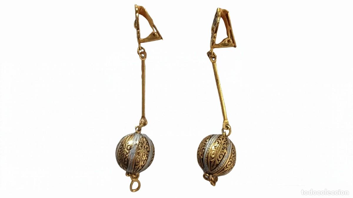 Joyeria: PENDIENTES COLGANTES LARGOS DE CLIP - CUENTAS ESF&Eacute;RICAS CON DECORACI&Oacute;N DE ESTILO DAMASQUINADO TOLEDA