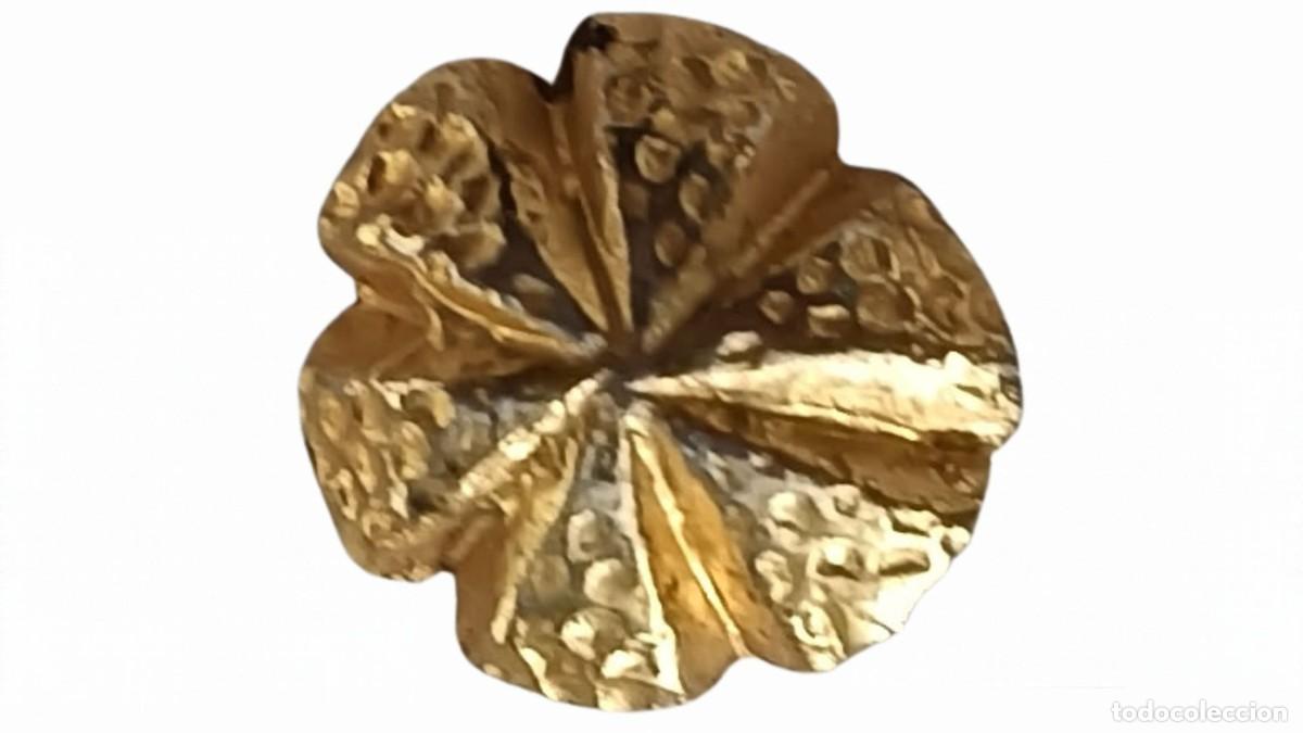 Joyeria: PEQUE&Ntilde;O ADORNO DE METAL EN FORMA DE FLOR - ACABADO DORADO TEXTURIZADO MARTILLADO - VINTAGE A&Ntilde;OS 70