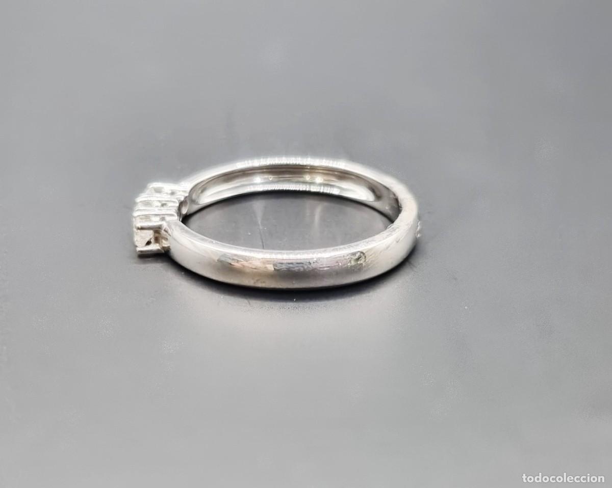 Joyeria: Anillo de oro blanco con tres diamantes - Foto 2