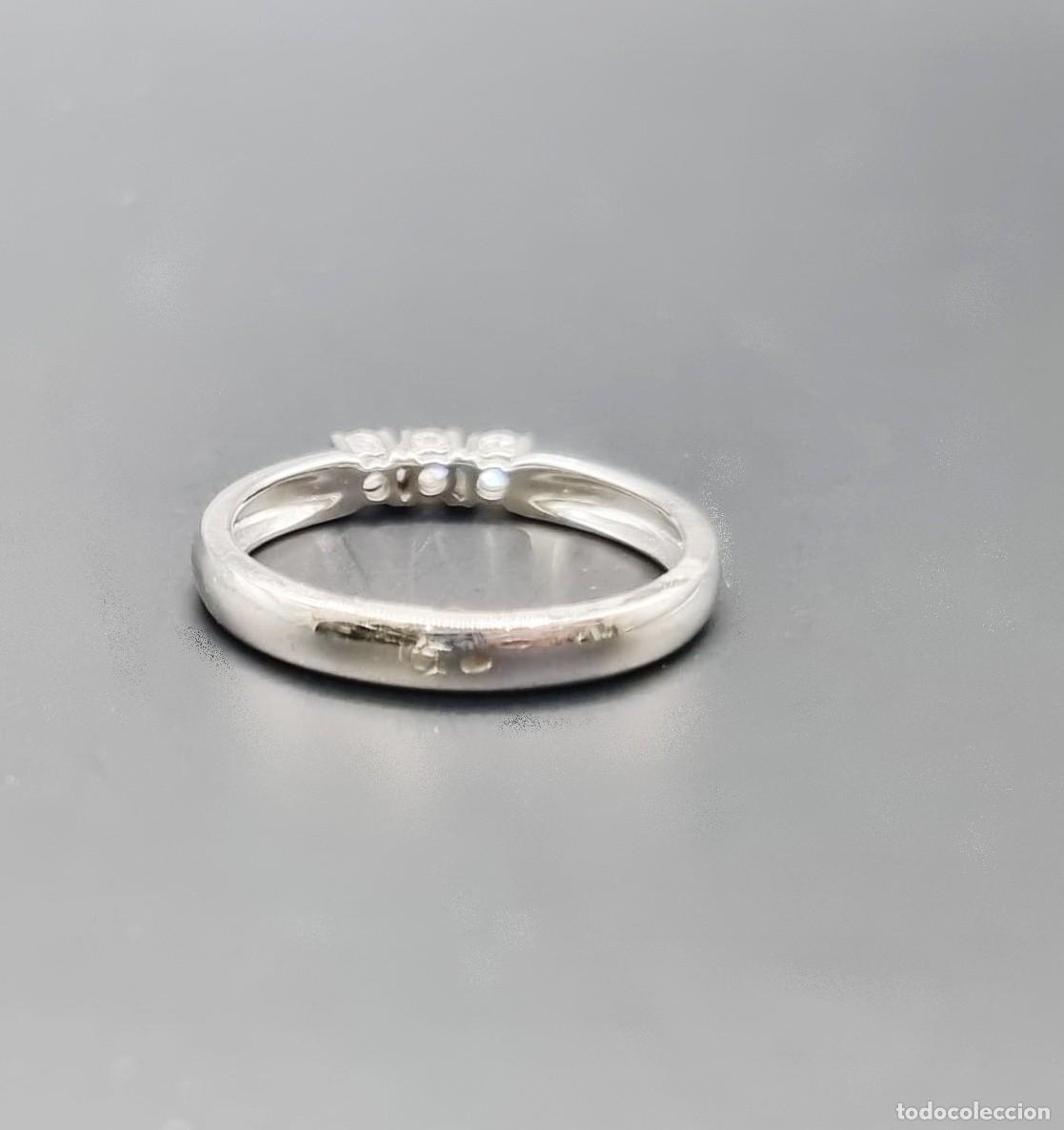 Joyeria: Anillo de oro blanco con tres diamantes - Foto 3
