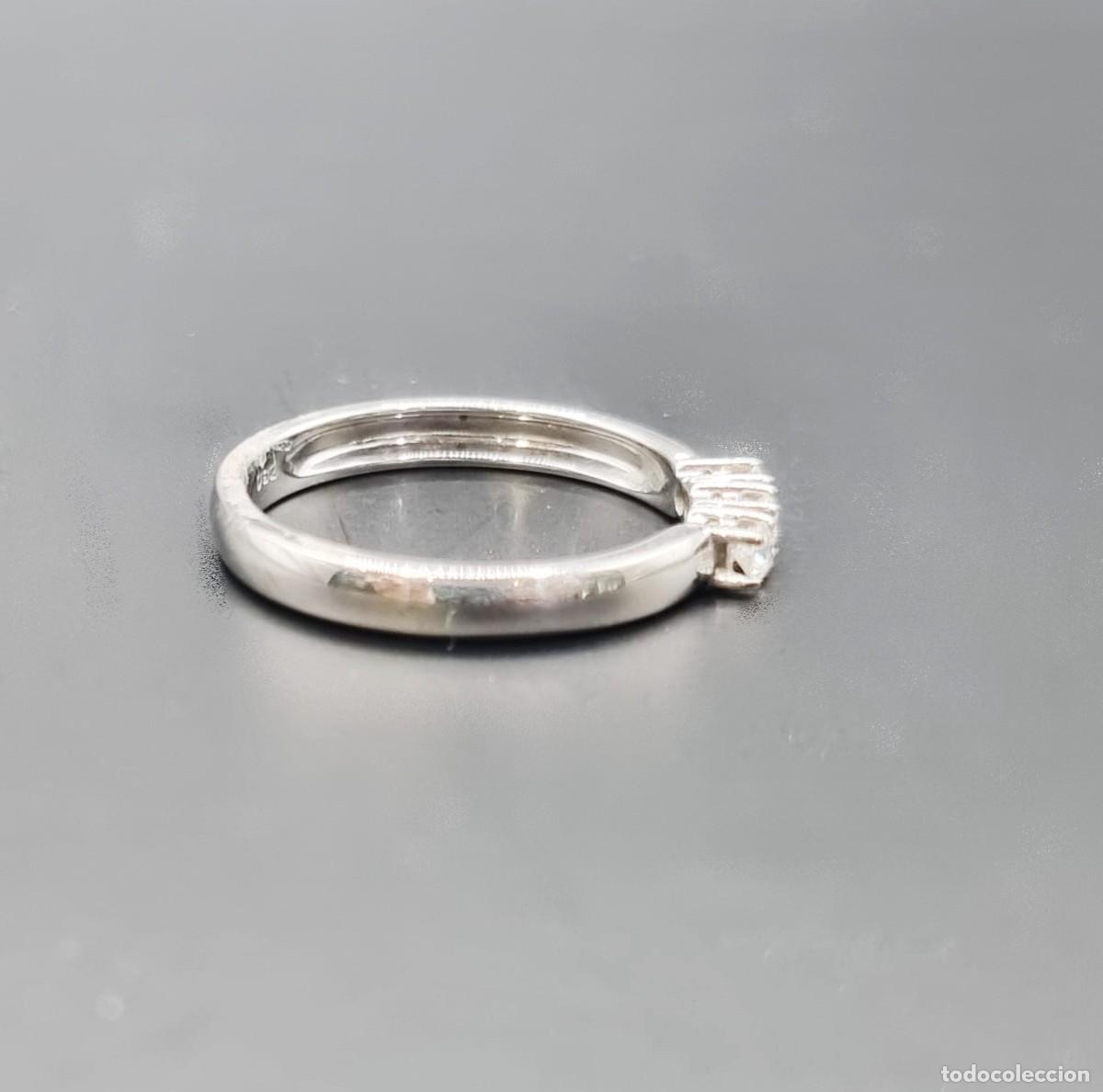 Joyeria: Anillo de oro blanco con tres diamantes - Foto 4