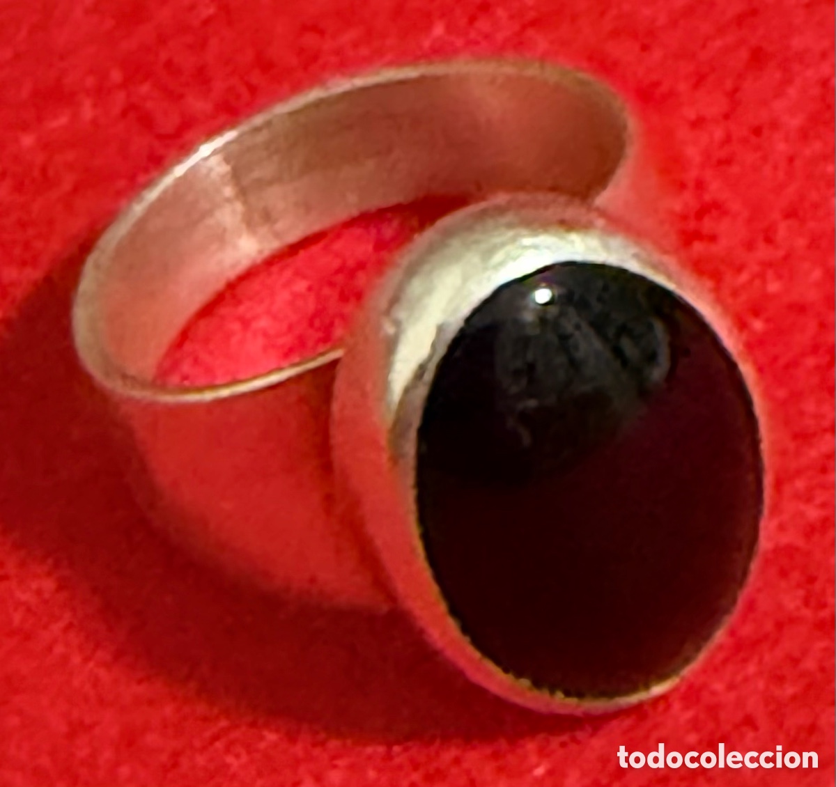 Joyeria: Bonito anillo en plata de ley con piedra central negra.