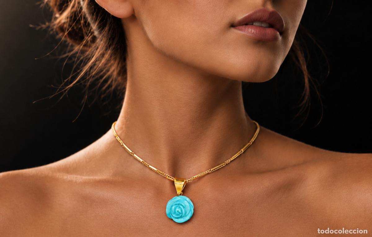 Joyeria: GRAN COLGANTE DE DISE&Ntilde;O DE ORO LEY 18 QUILATES CON BELLA TURQUESA TALLADA EN FLOR. PESO: 6.0 GRAMOS.
