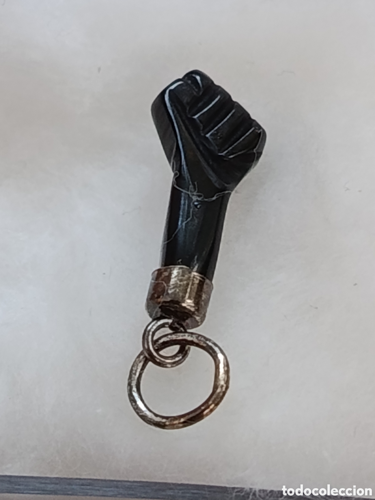 Joyeria: Peque&ntilde;o Colgante Pu&ntilde;o negro con anilla azabache y plata. Longitud: 1,5 cm.
