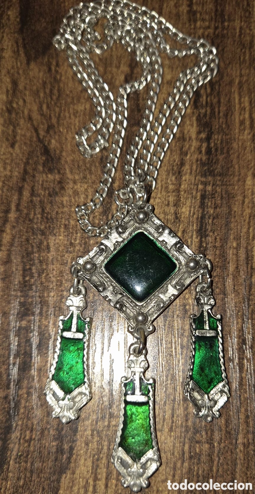 Joyeria: Antiguo Colgante Estilo Neog&oacute;tico / Modernista - Esmalte Verde Esmeralda y Metal Calado - Colecci&oacute;n
