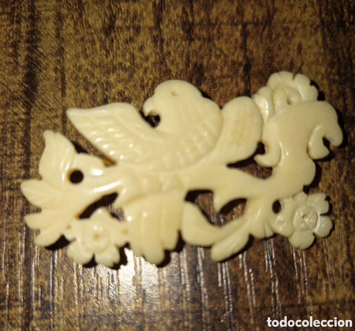 Joyeria: Exquisito broche Modernista / Art Nouveau tallado a mano &ndash; Ave entre flora (c. 1900) | Burgues&iacute;a