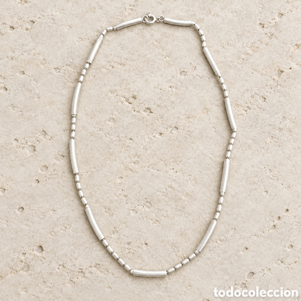 Joaillerie: Collar de cadena elaborado en plata con cuentas cil&iacute;ndricas alargadas y peque&ntilde;as cuentas redondas in