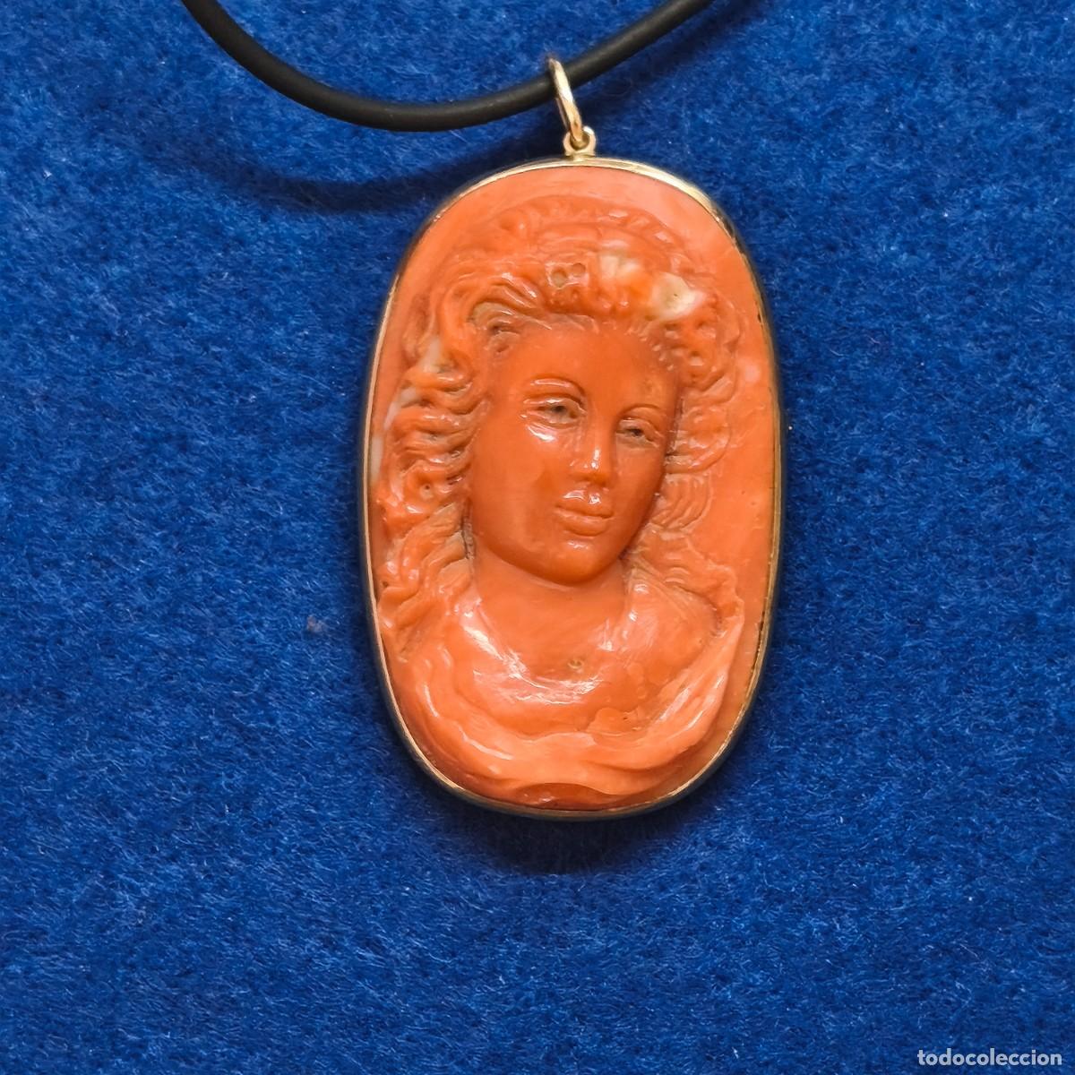Jewelry: COLGANTE ALFILER EN ORO 18 KTES CON CORAL TALLADO. MED. 50 X 30 MM