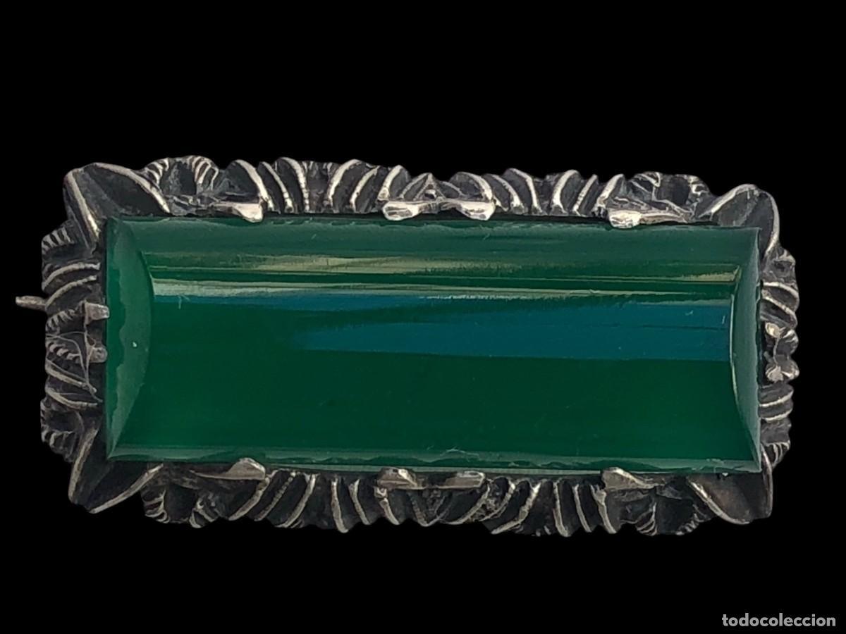 Joaillerie: Broche Art D&eacute;co vintage con gran piedra verde engarzada en plata de ley