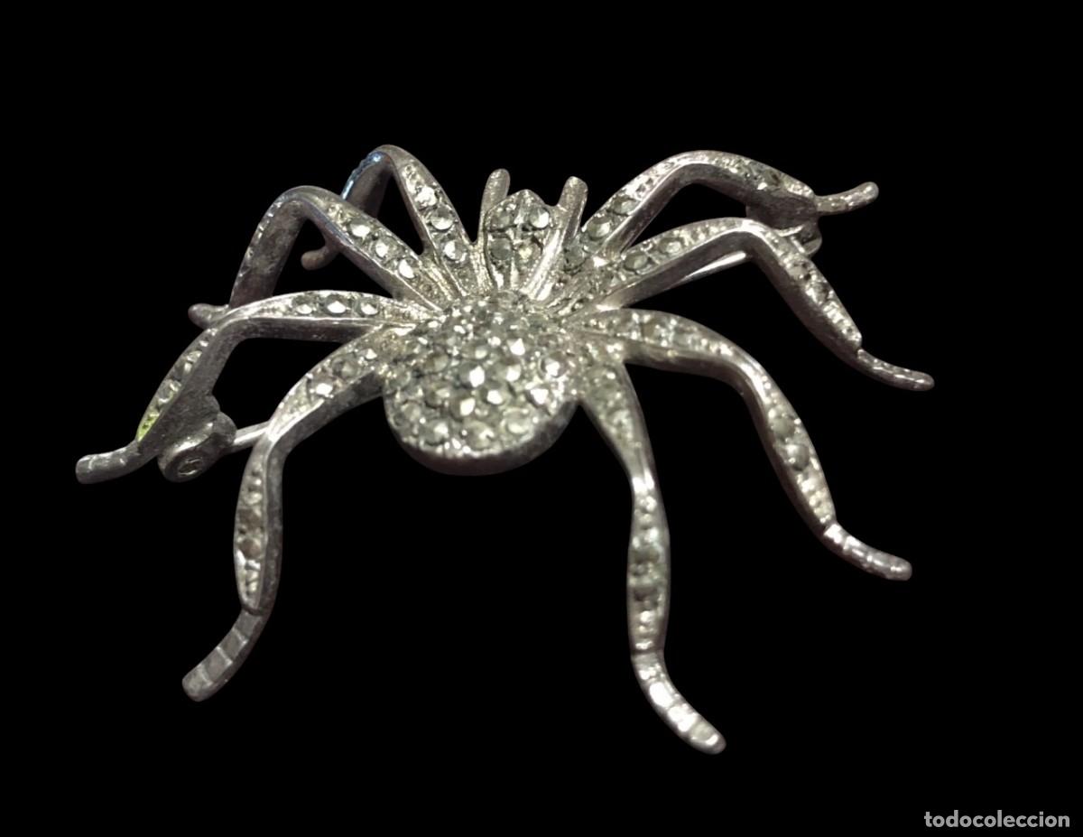 Joaillerie: Broche Art D&eacute;co figurativo en plata de ley 935 :ara&ntilde;a con marquesitas