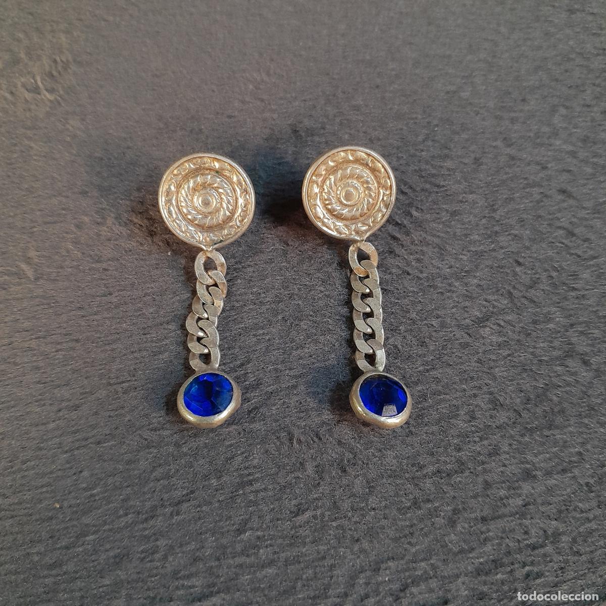 Joyeria: J-4604. PENDIENTES LARGOS DE PLATA CON CADENA Y PIEDRA AZUL. 1980