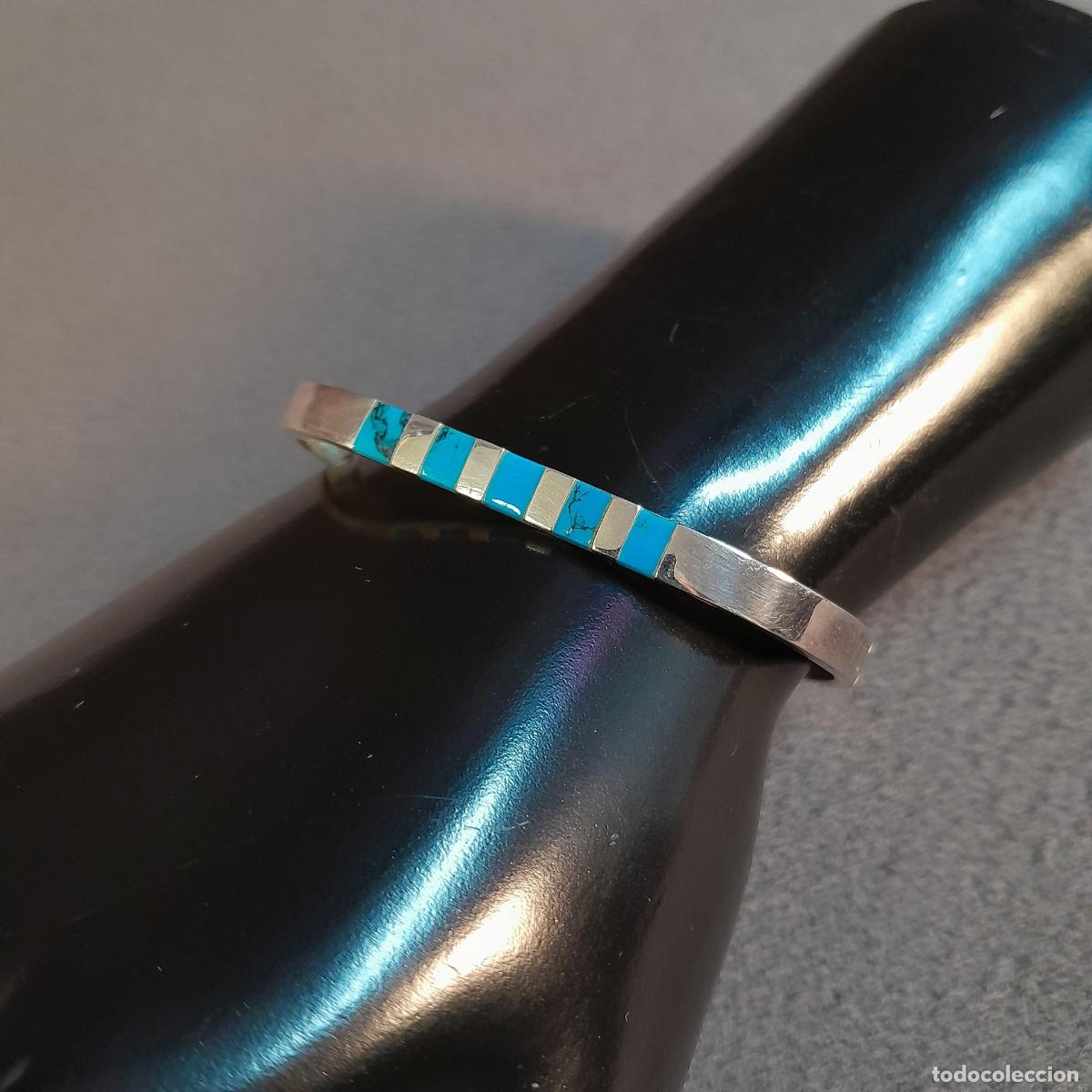 Joyeria: J-4598. BRAZALETE R&Iacute;GIDO CON PIEDRAS AZULES. 1970