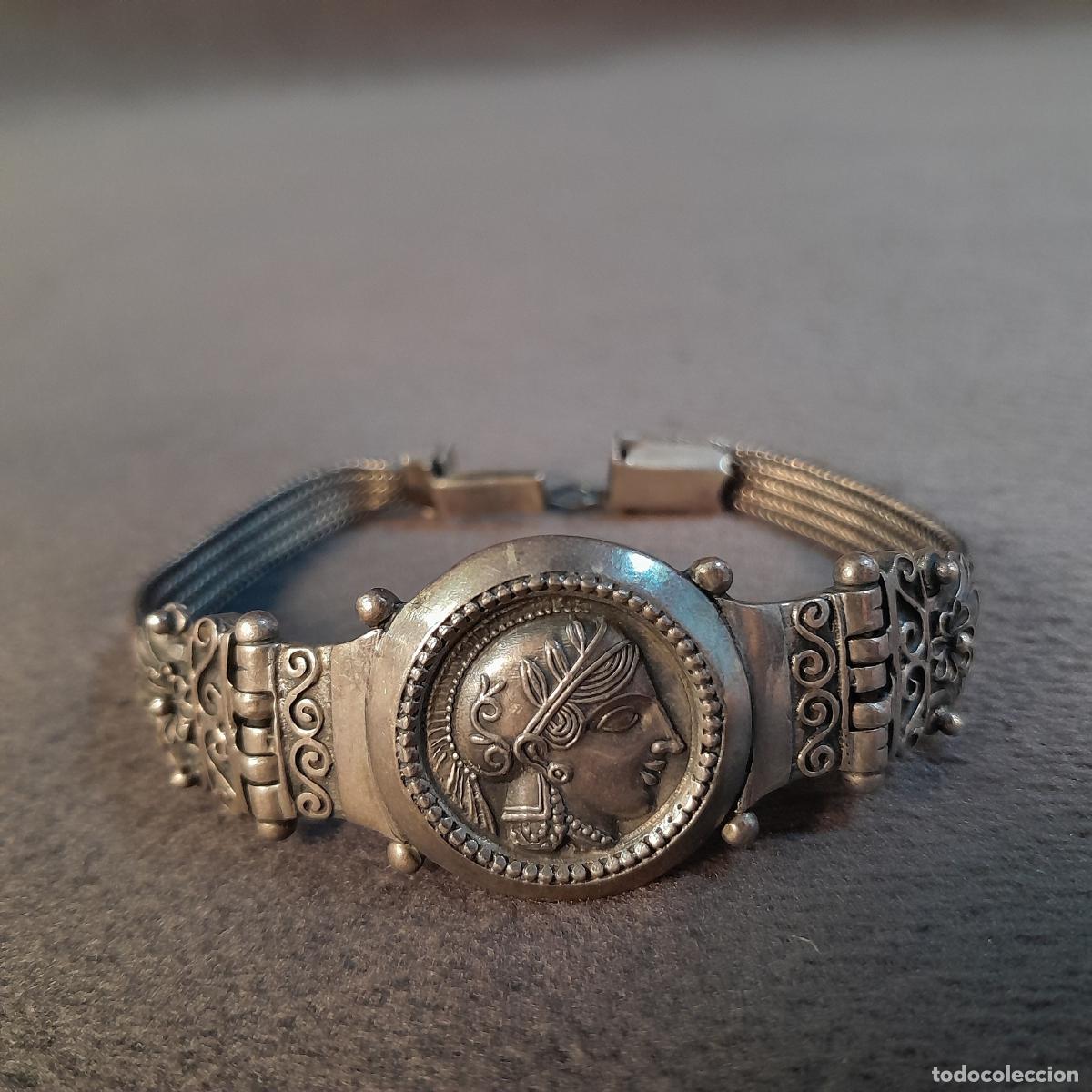 Joaillerie: J-4599. PULSERA DE PLATA CON MEDALL&Oacute;N CL&Aacute;SICO. 1970