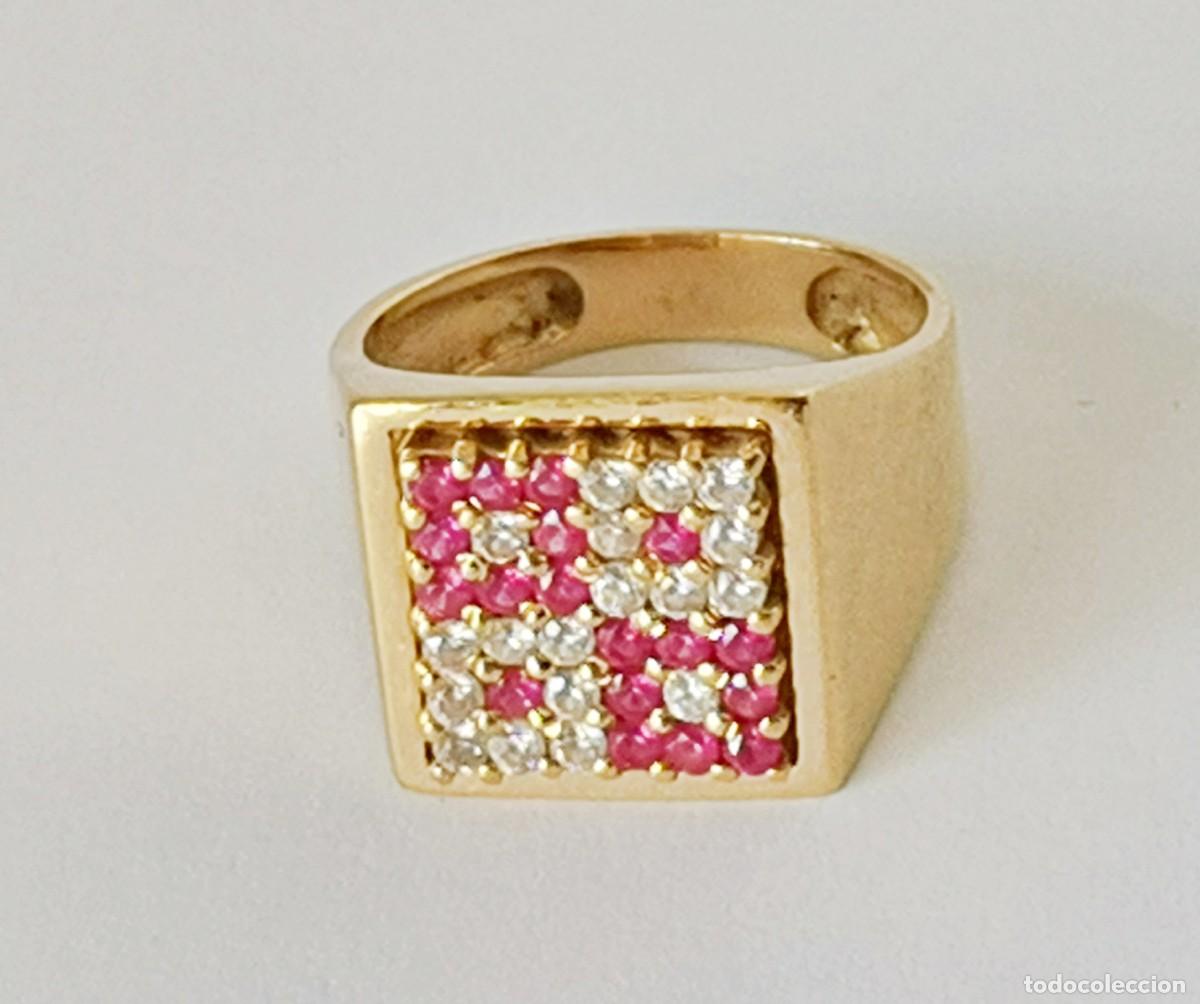 Joalharia: Anillo Sello Damero en Oro Amarillo de 18k con Pedrer&iacute;a Roja y blanca&ndash; Talla 14 (54) &ndash; 7,6 gr.