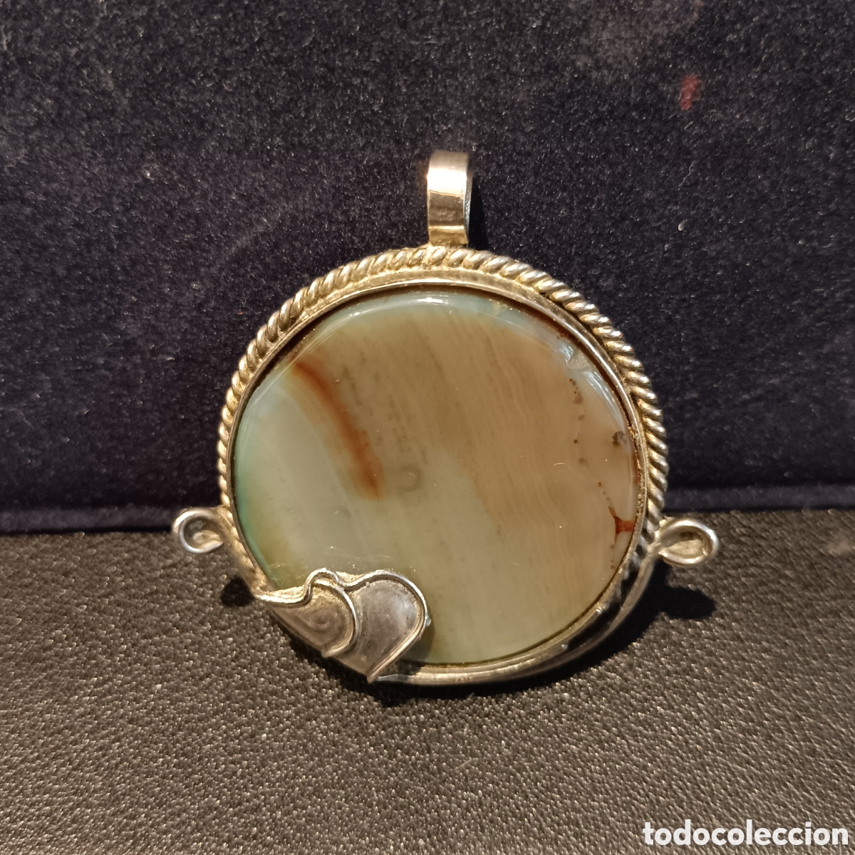 Joalharia: Colgante redondo de plata y &aacute;gata.