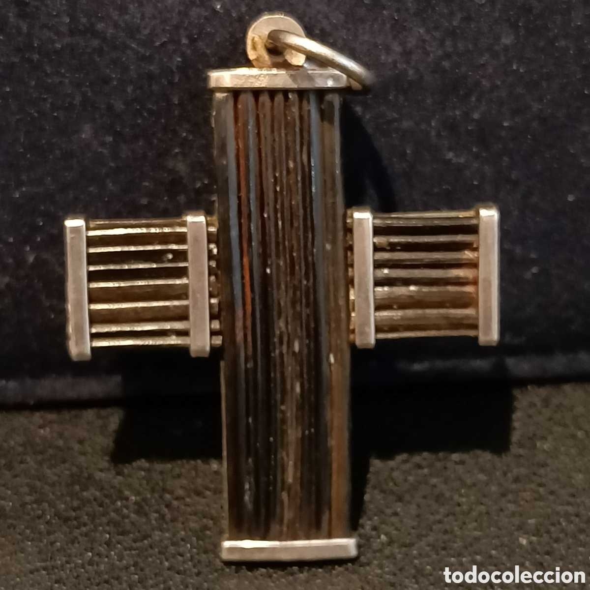 Joalharia: Cruz de plata, brazos cuadrados.