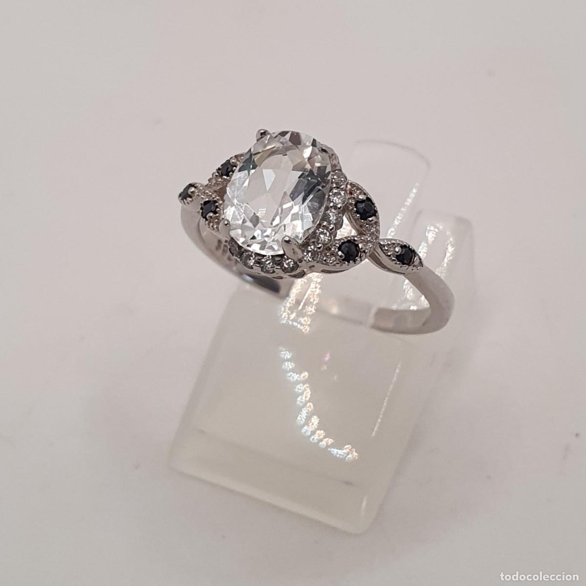 Joalharia: Bella sortija de pedida tipo solitario estilo art dec&oacute; en plata 925, turmalinas negras y circonita.