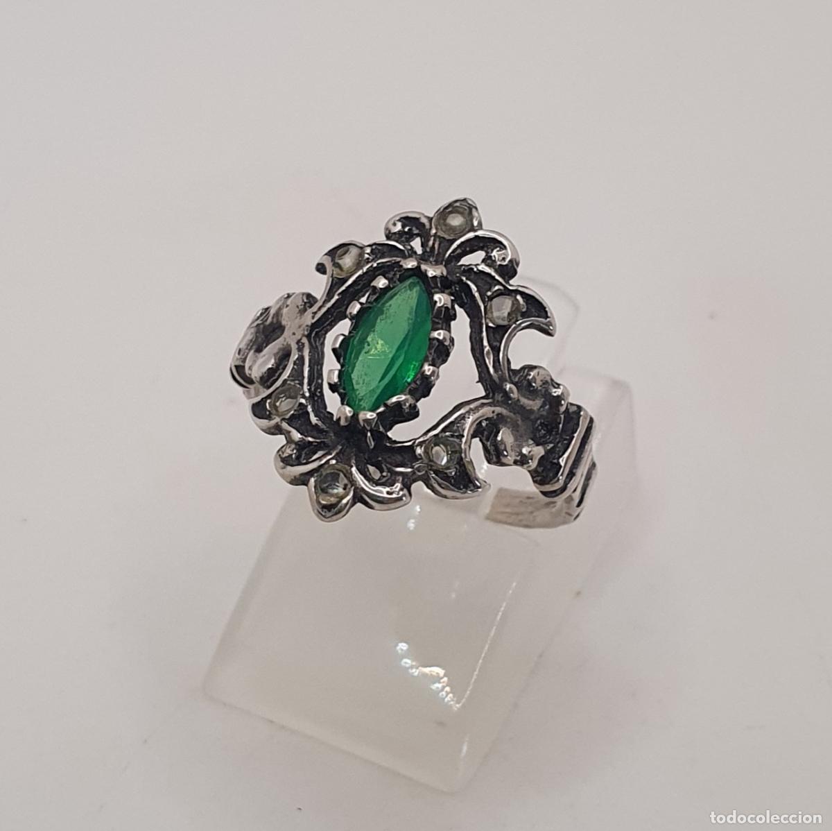 Joalharia: Preciosa sortija Victoriana en plata de ley 925, zafiros blancos y gema color verde talla marqu&eacute;s.