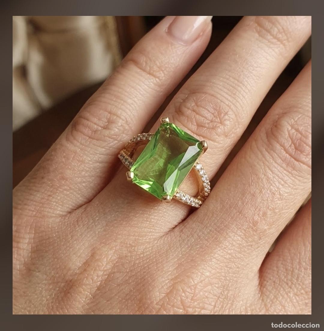 Joalharia: Precioso anillo con peridoto talla esmeralda creado, circonitas talla brillante y acabados en oro.