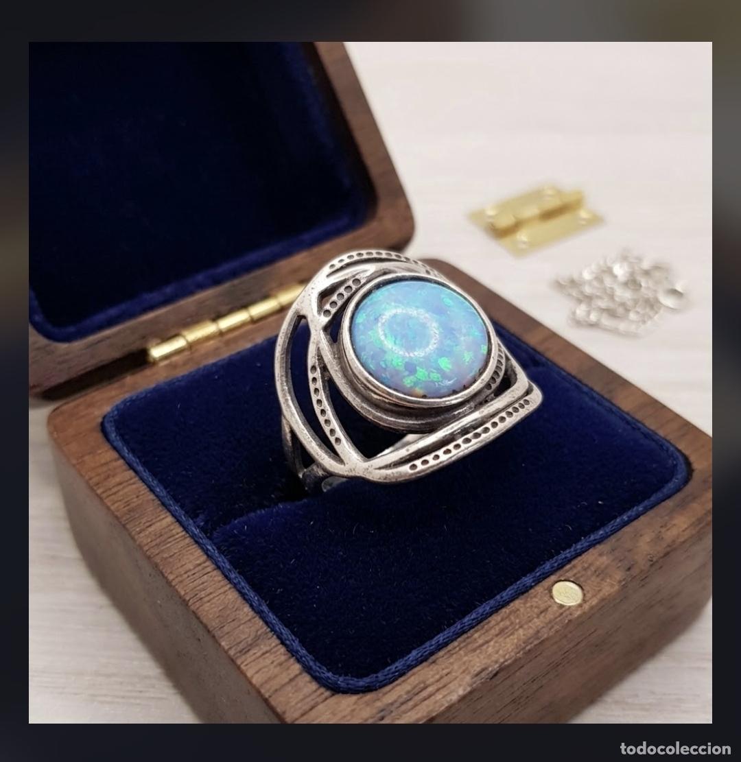 Joalharia: Exquisito anillo de dise&ntilde;o bohemio en plata de primera ley 925 y cabuj&oacute;n de &oacute;palo azul de fuego.
