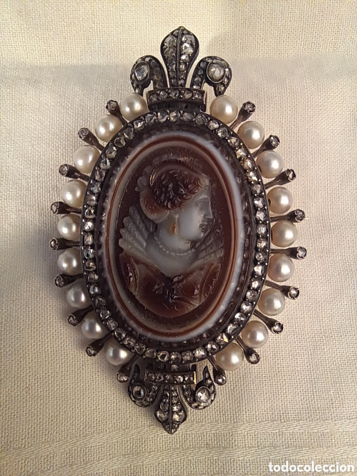 Joalharia: Camafeo antiguo con diamantes y perlas