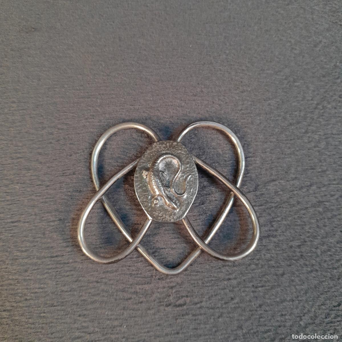 Joyeria: J-4606. BROCHE / PASADOR DE PA&Ntilde;UELO EN PLATA CON DISE&Ntilde;O DE SALAMANDRA. SIGLO XX
