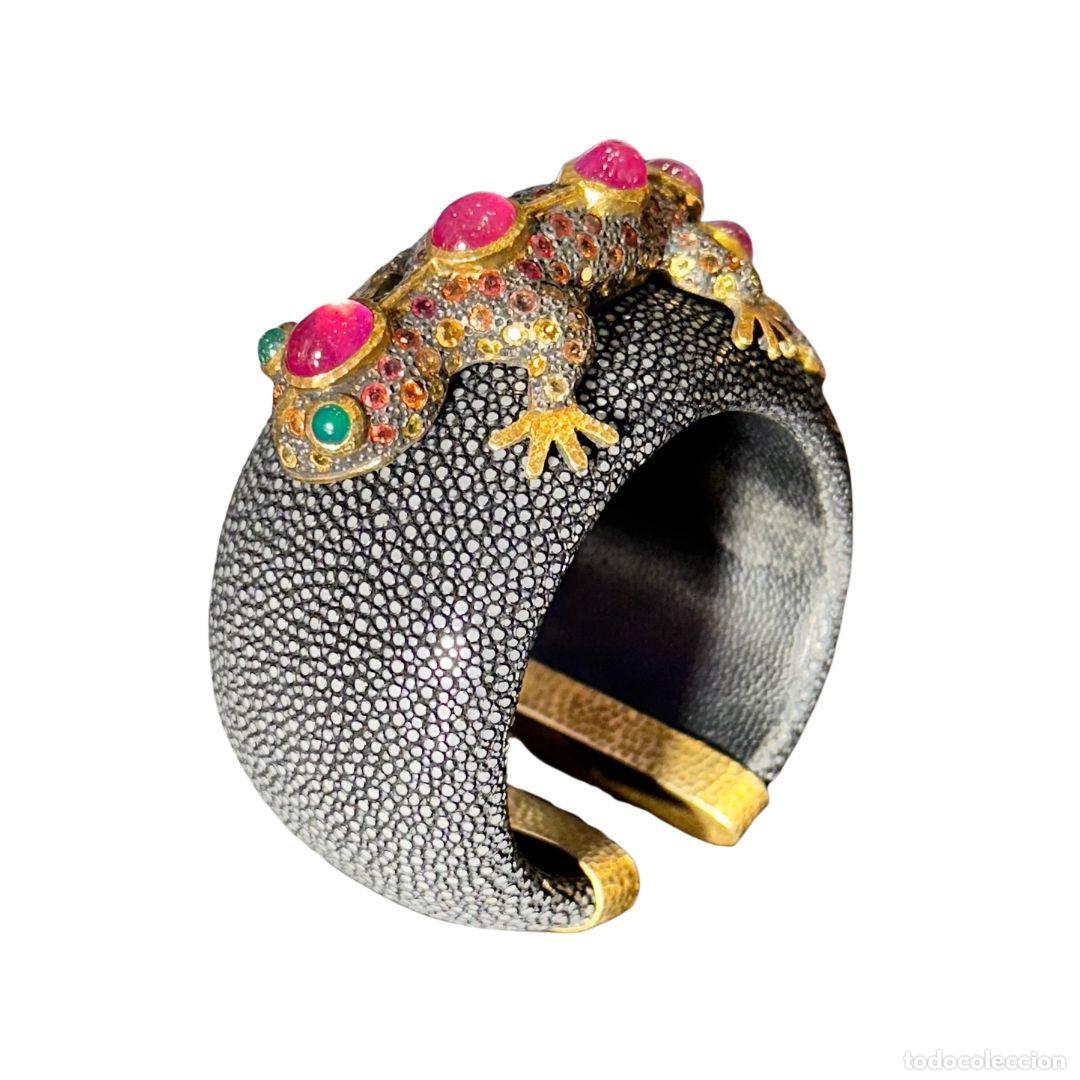 Joyeria: Brazalete abierto &ldquo;Salamandra&rdquo;, Art Nouveau, galuchat, rub&iacute;es, plata vermeil 925, p. s. XX &ndash; Francia