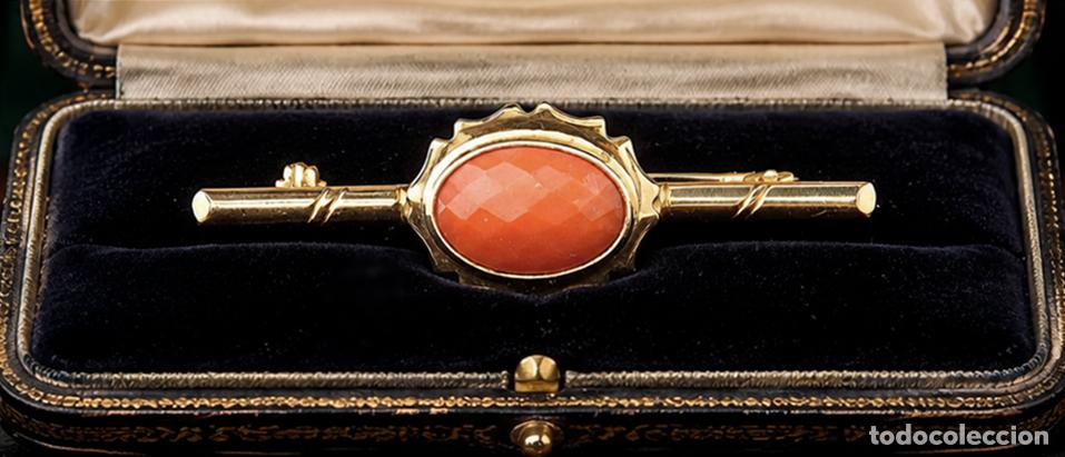 Schmuck: PESO 5.8 GRAMOS: BROCHE VINTAGE DE OR0 LEY 750 CON MAGN&Iacute;FICO CORAL ROJO NATURAL Y ORO DE 18 KTS