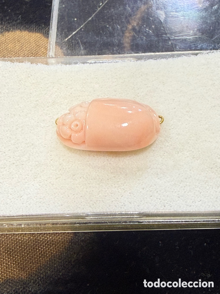 Joyeria: Preciosa pieza de coral tallado, montado sobre 2 plaquitas de oro