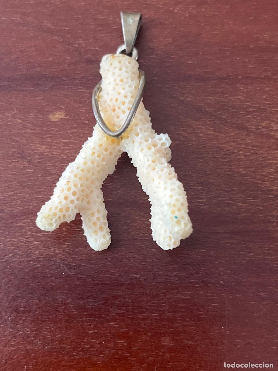Joyeria: Colgante realizado en rama de coral blanco de esponja y engarzado en plata. Origen b&aacute;ltico. S.XX.