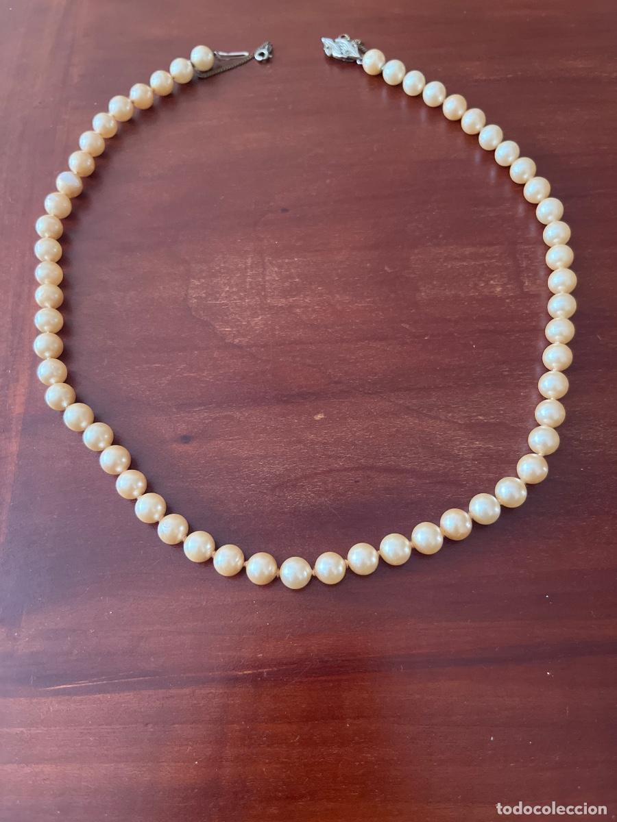 Joyeria: Gargantilla o collar realizado en perlas y cierre de plata con sistema doble de seguridad. S.XX.