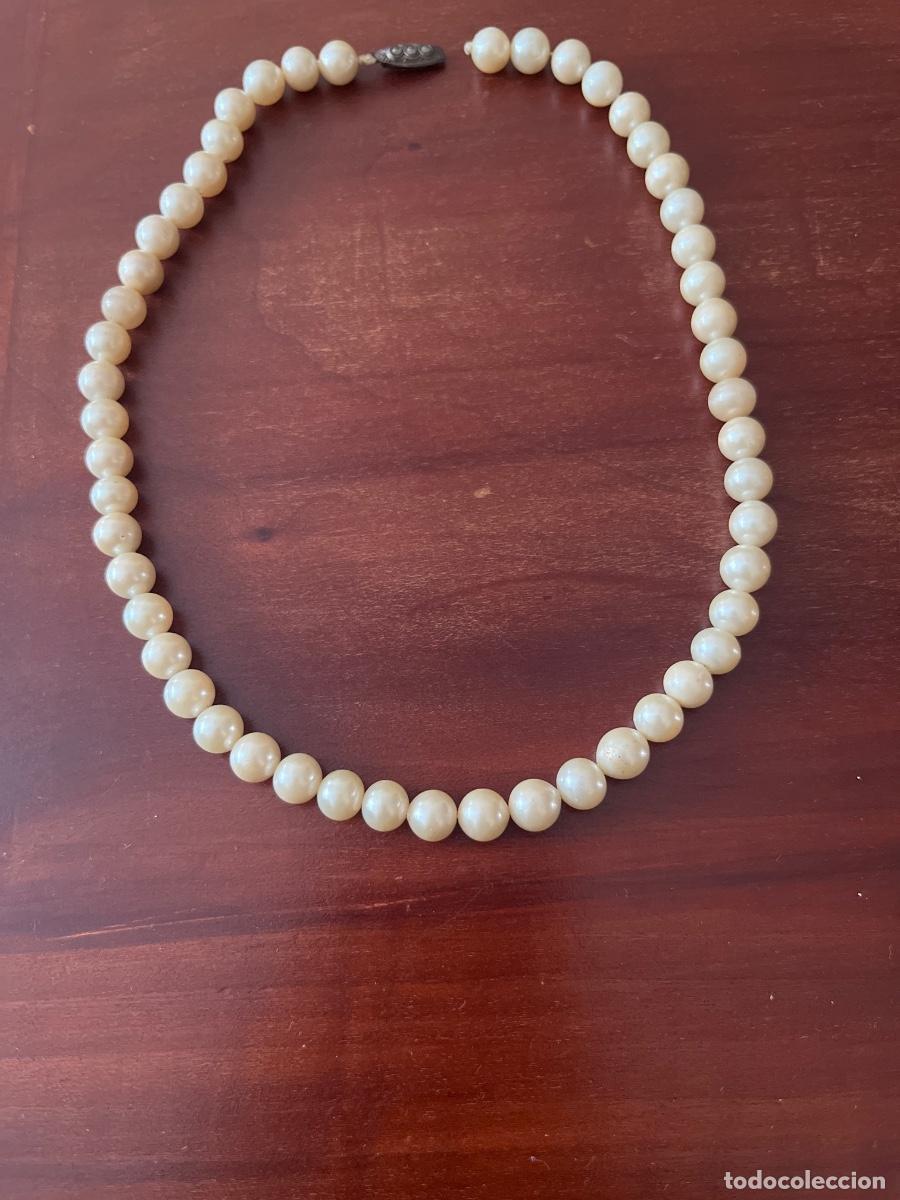 Joyeria: Gargantilla o collar realizado en perlas y cierre de plata a restaurar. S.XX.