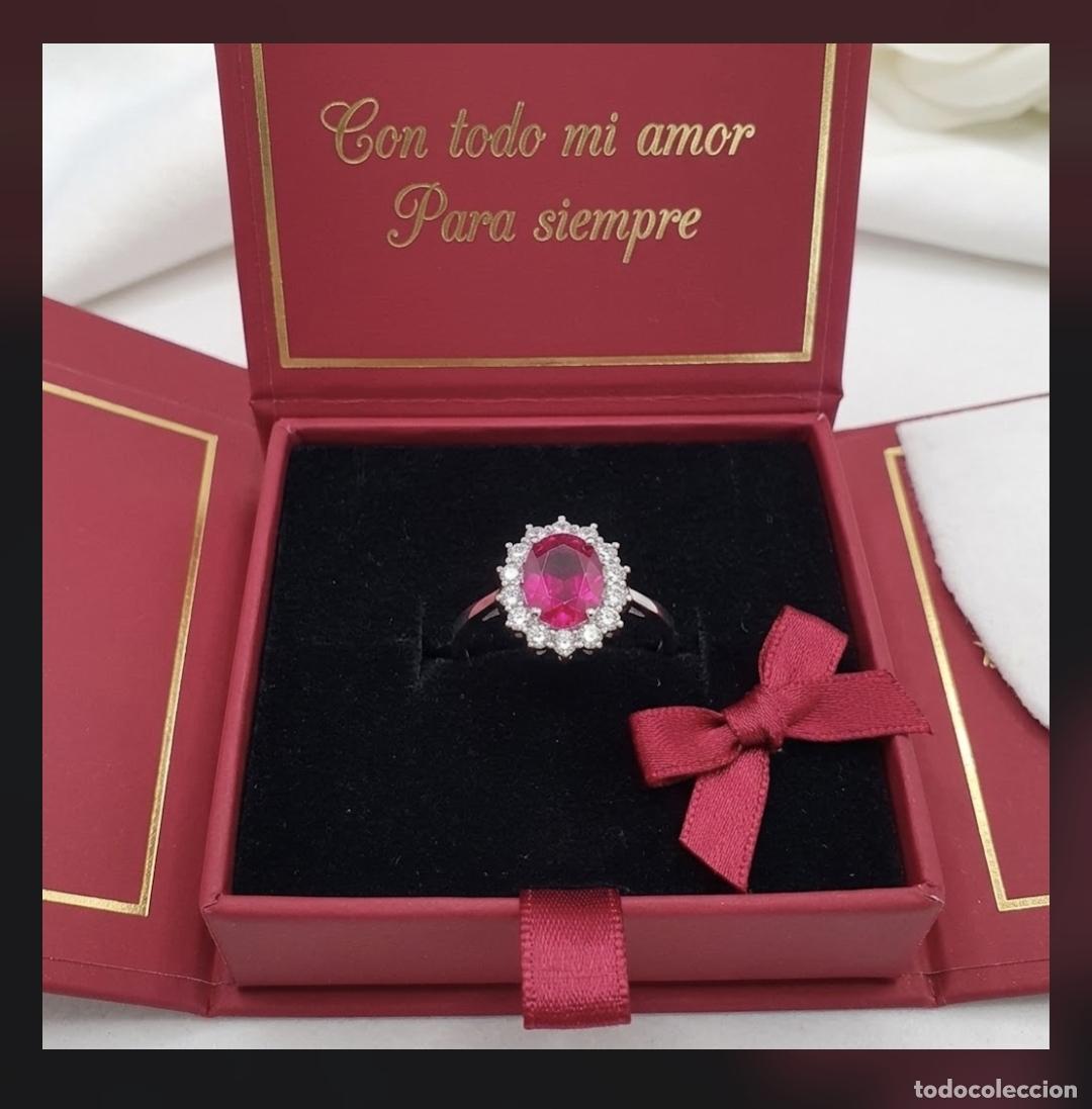Jewelry: Sortija de pedida en plata de ley con rub&iacute; creado talla oval, rodeado de circonitas talla brillante.