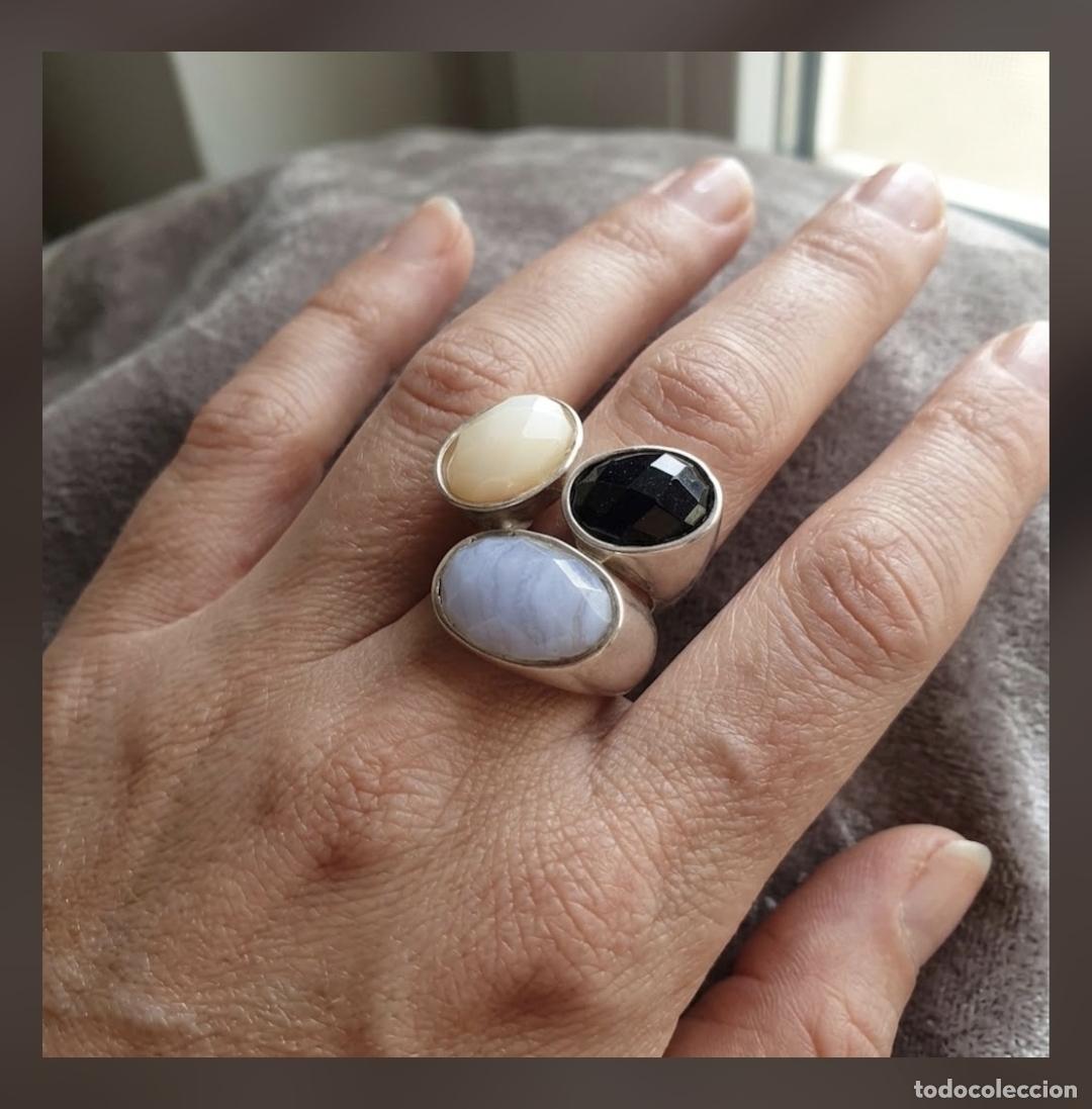 Jewelry: Exquisito gran anillo de autor en plata de ley con cabujones de n&aacute;car, &aacute;gata y aventurina azul.