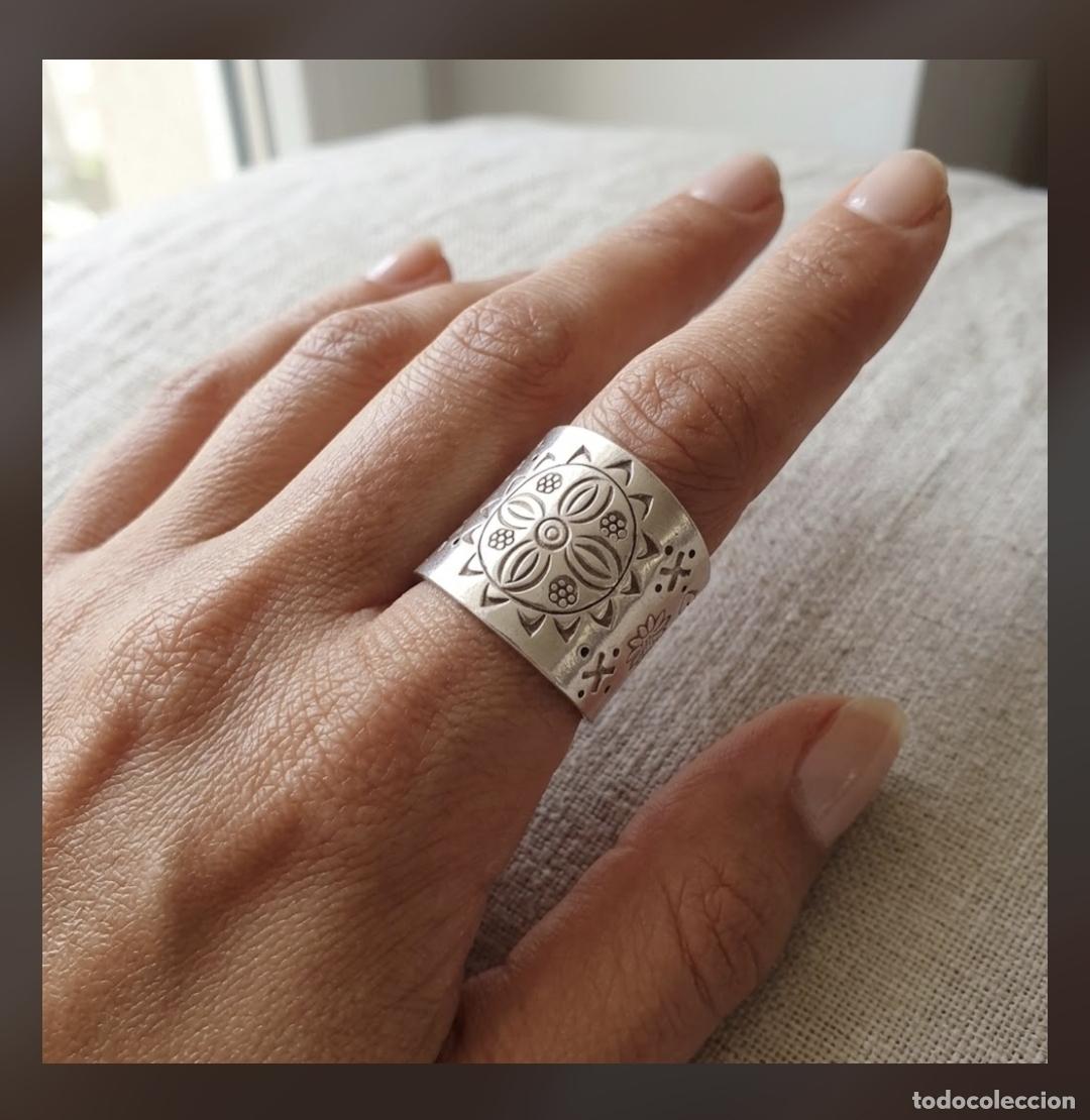 Jewelry: Anillo ancho de corte &eacute;tnico bohemio en plata 925, intrincado grabado central con flores cinceladas.