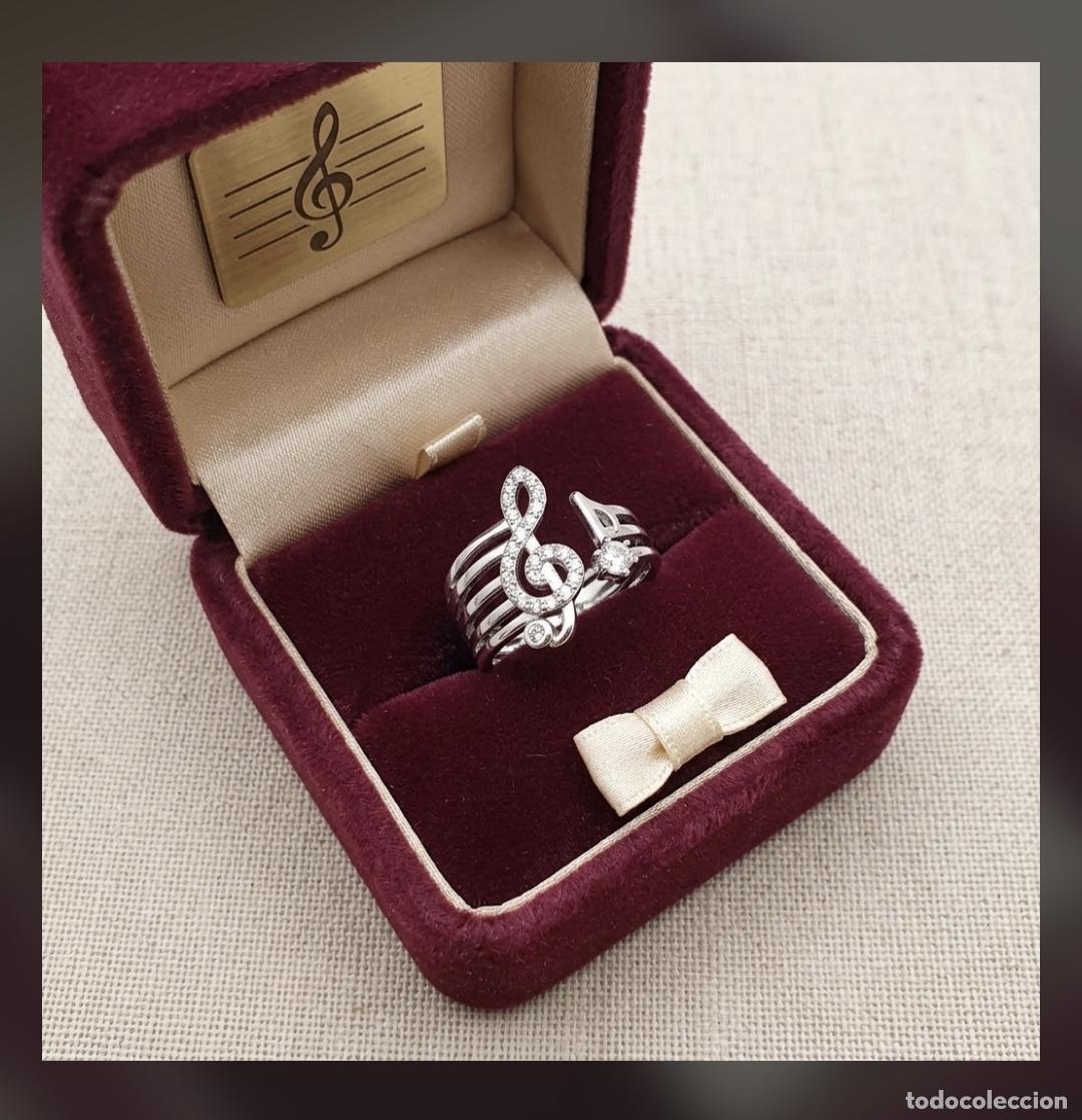 Jewelry: Bella sortija de clave de sol y nota musical con acabados en plata y circonitas talla brillante.