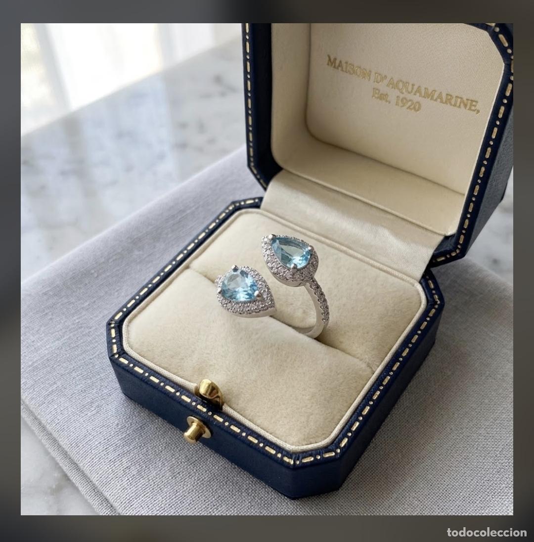 Jewelry: Bella sortija estilo bypass con acabados en oro blanco, circonitas y aguamarinas creadas talla pera.