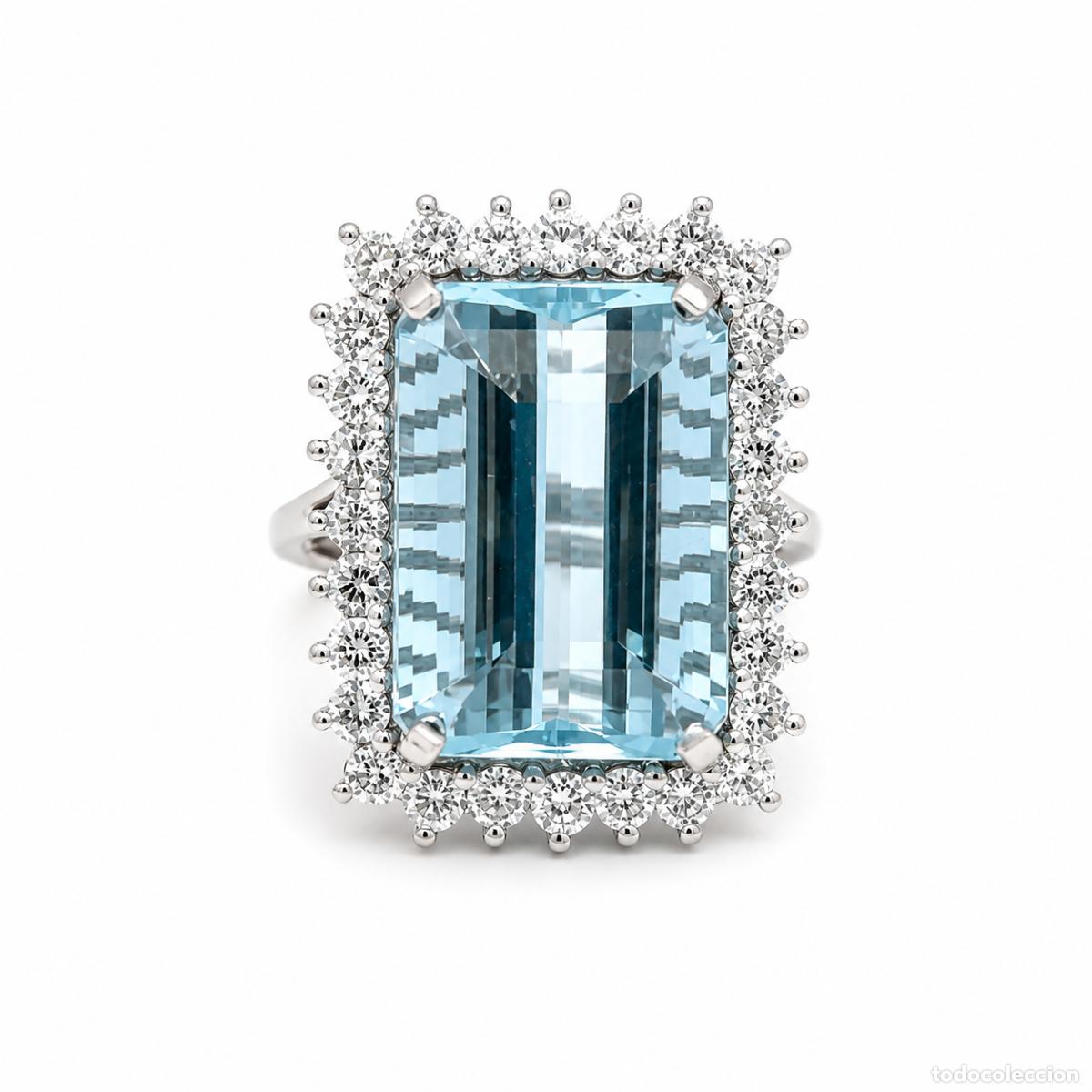 Jewelry: Anillo de Oro con Imponente Aguamarina y Halo de Diamantes