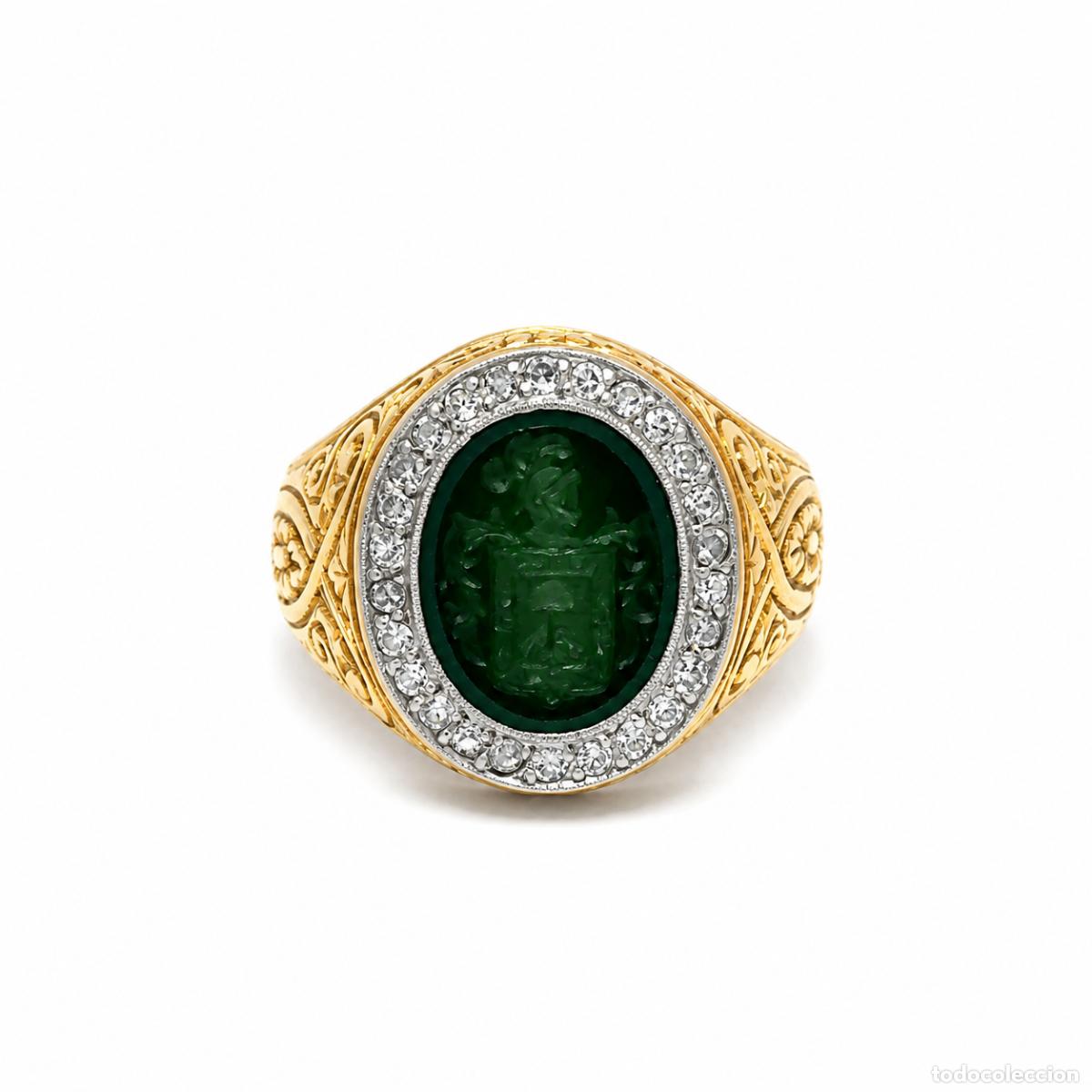 Jewelry: Anillo de Oro Amarillo con Camafeo Verde y Orla de Diamantes