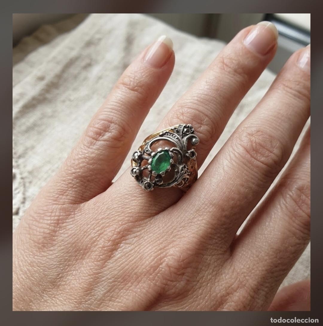 Jewelry: Precioso anillo antiguo isabelino en plata de ley contrastada, zafiros blancos y piedra verde oval.