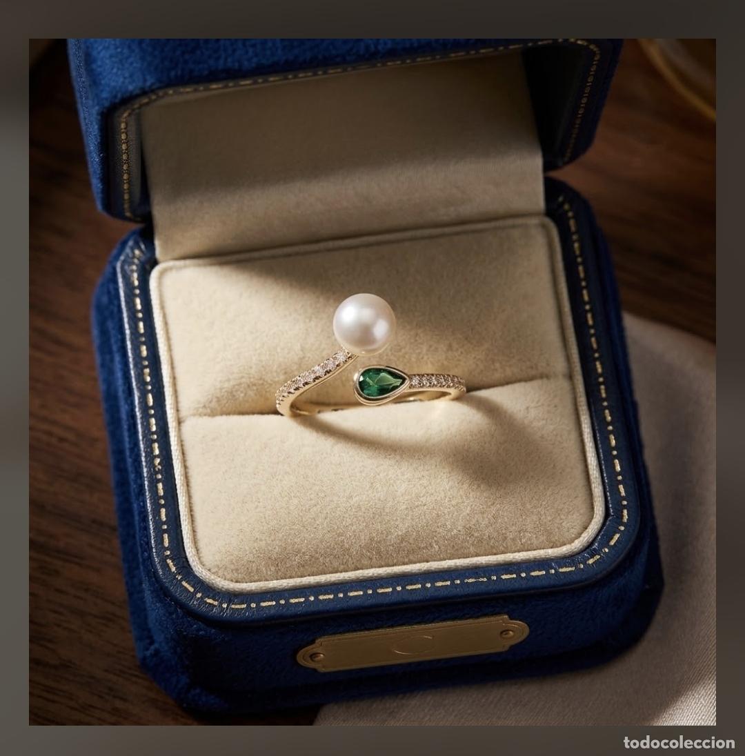 Jewelry: Exquisita sortija chapada en oro de 18k, circonitas, esmeralda creada talla pera y perla natural.