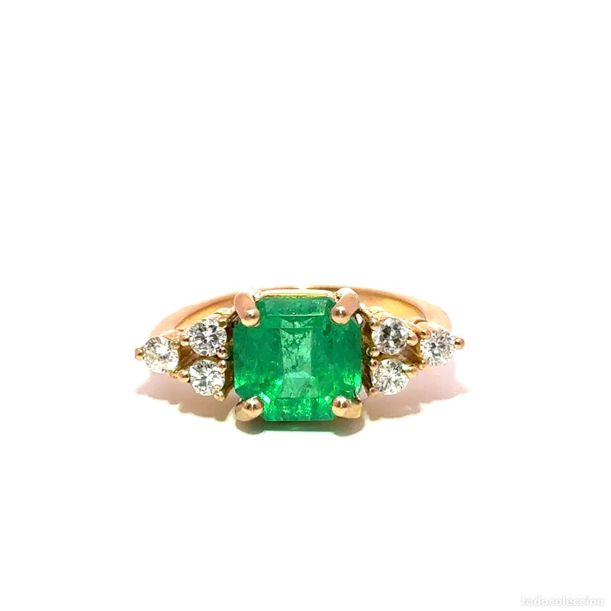 Joyeria: Anillo de Lujo con Esmeralda Central y Diamantes Corte Pera
