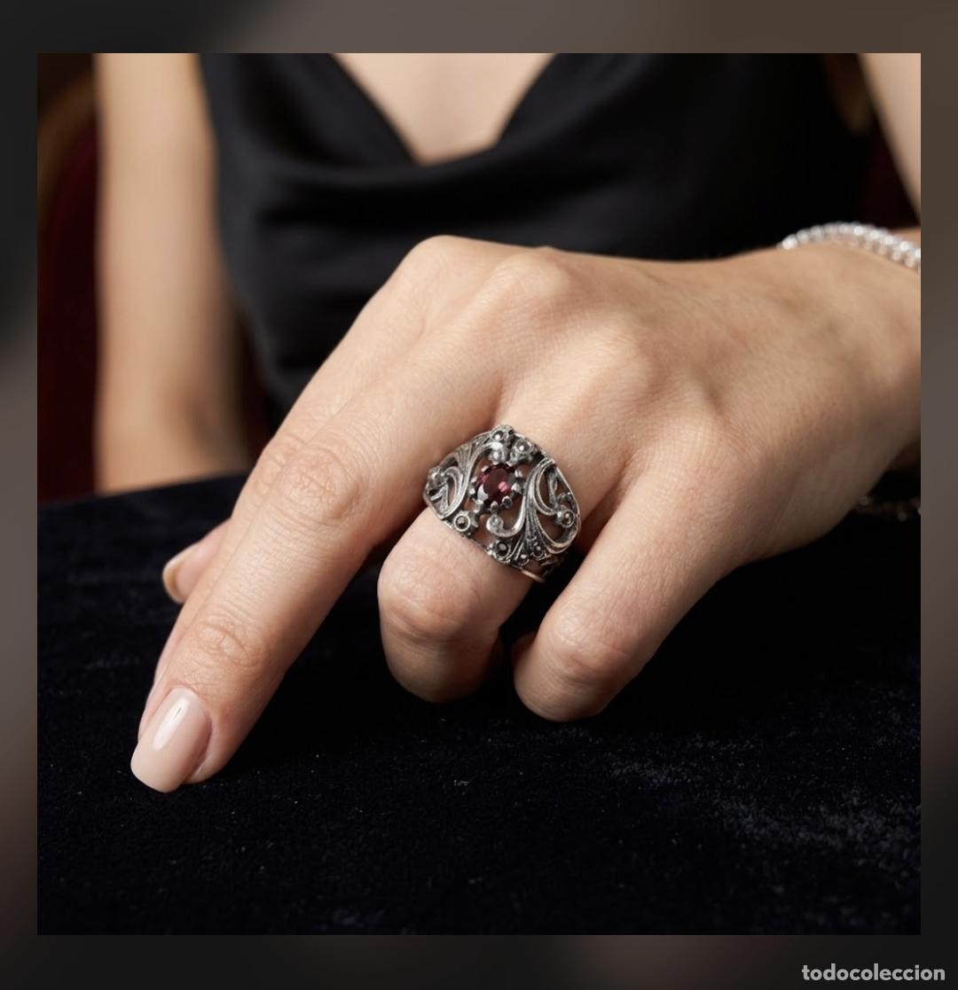 Jewelry: Precioso anillo antiguo isabelino en plata de ley contrastada, zafiros blancos y amatista talla oval