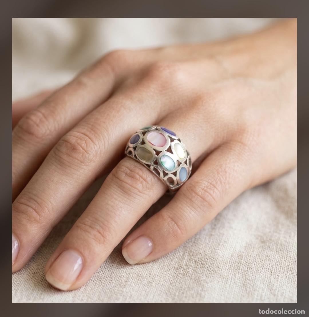 Joyeria: Excelente anillo abombado en plata de ley 925 calado con incrustaciones de n&aacute;car tonos pastel.