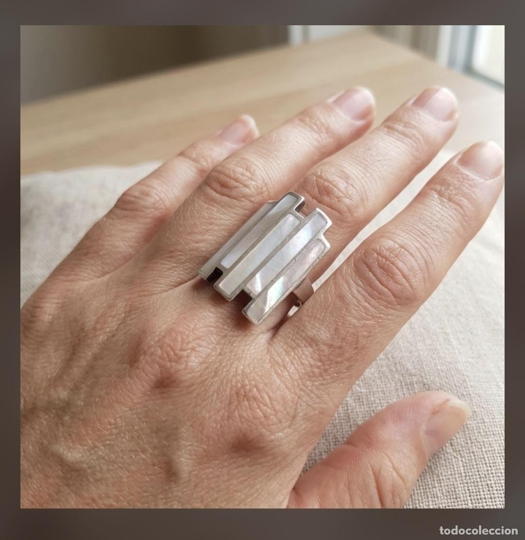 Joyeria: Anillo ancho en plata de primera ley 925 con barras de n&aacute;car natural incrustados.