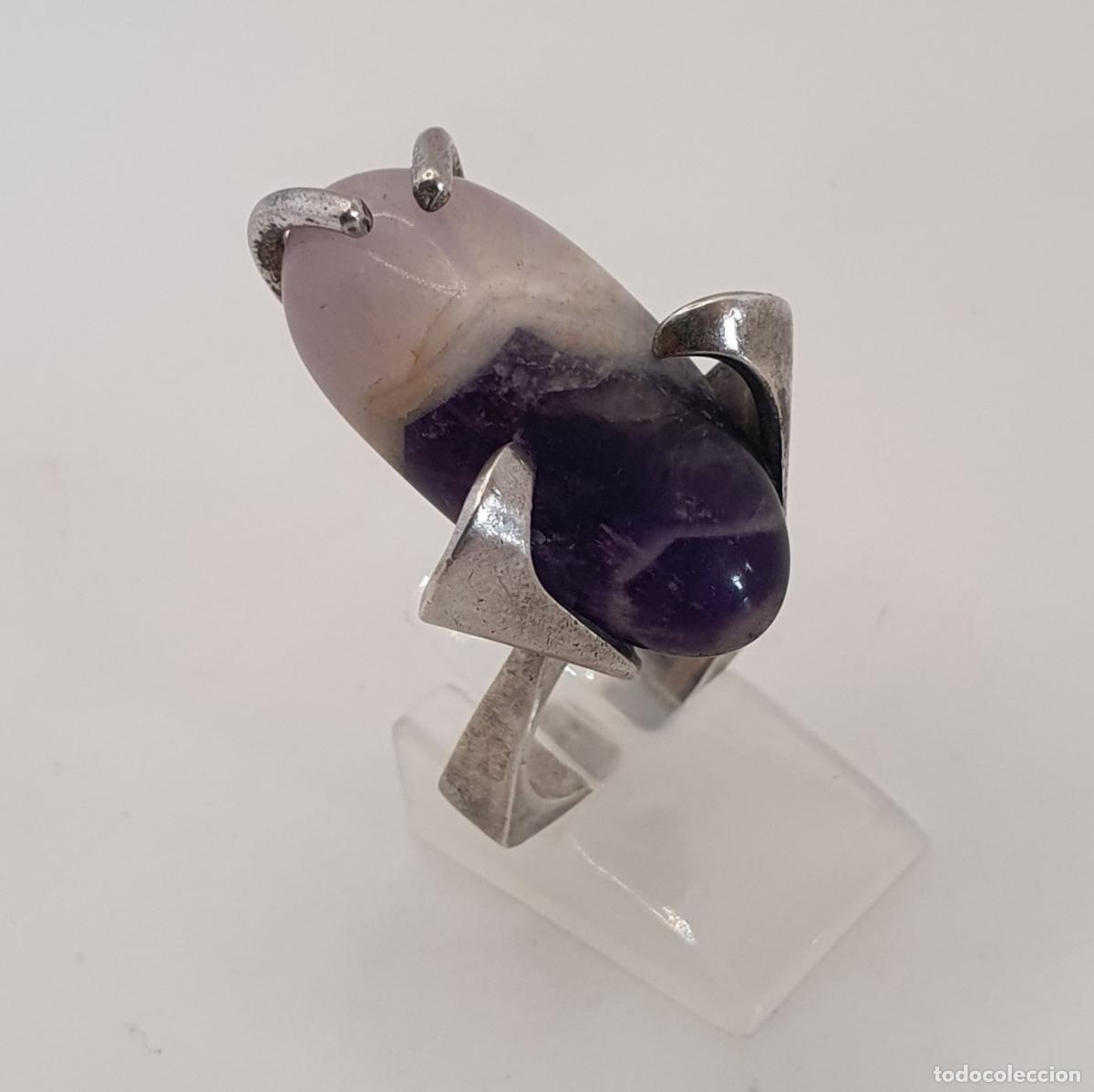 Joyeria: Escultural anillo antiguo de autor en plata de ley con gran amatista natural de engarce original.