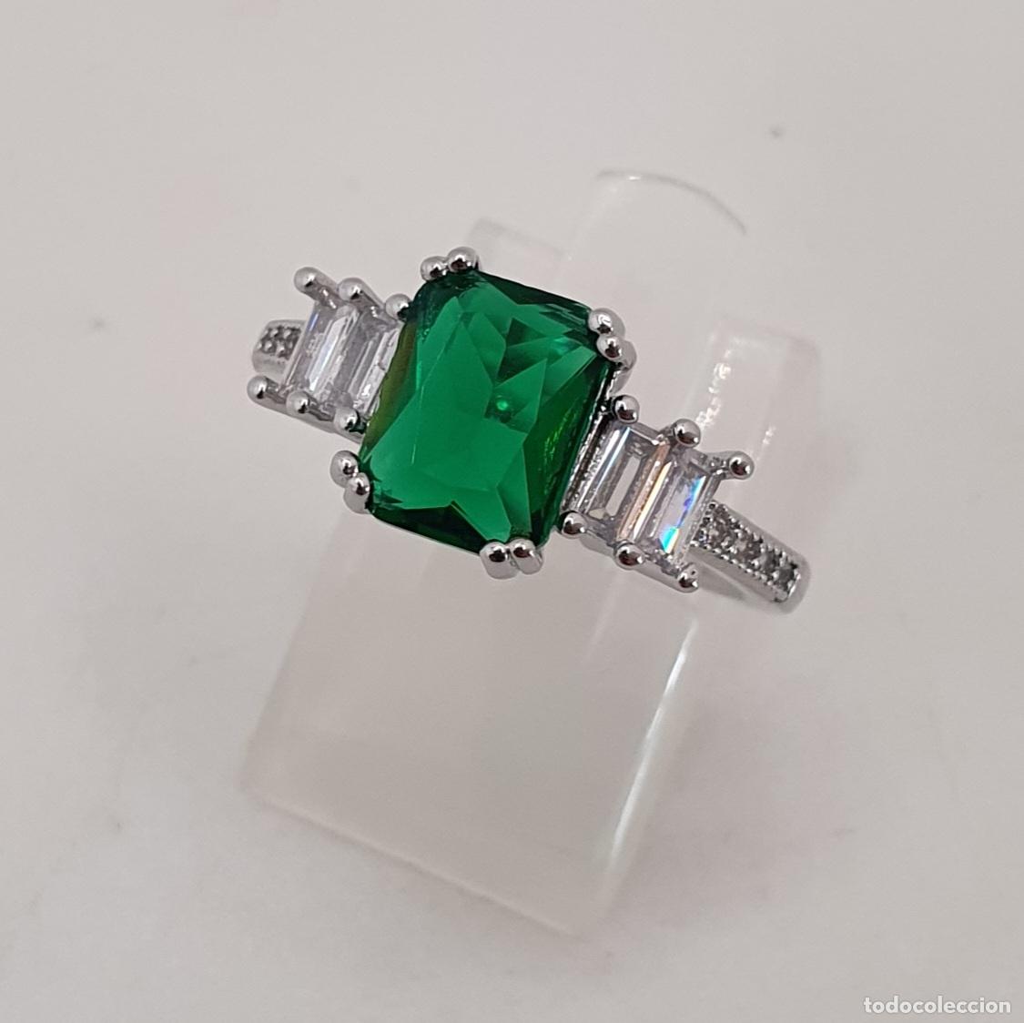 Joyeria: Bella sortija de corte art dec&oacute; con acabados en oro blanco, esmeralda creada y diamantes creados. E