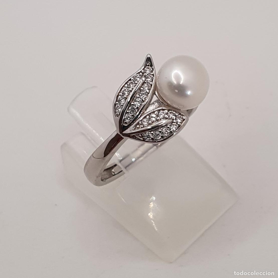 Joyeria: Elegante sortija en plata de ley, pav&eacute; de circonitas talla brillante y perla cultivada de agua dulce